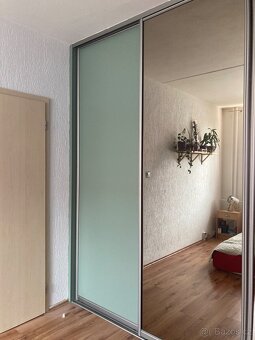 Byt o dispozici 1+1 (36 m2) byl rekonstrukcí upraven na 2+kk