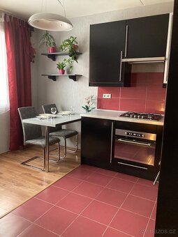 Byt o dispozici 1+1 (36 m2) byl rekonstrukcí upraven na 2+kk