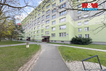 Nabízíme k pronájmu prostorný byt o dispozici 4+1 a užitné p