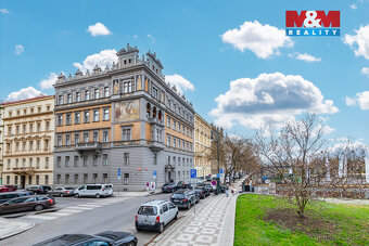Nabízíme k pronájmu světlý ateliér / byt 2+kk o užitné ploše