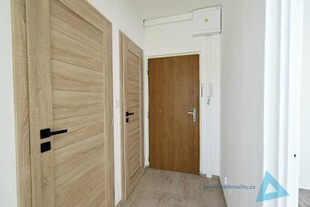 Nabízíme k pronájmu světlý byt 1+1 o ploše 36 m², situovaný 