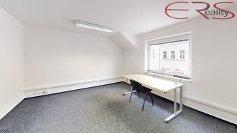 Ev.č. 00475 Pozor! Kancelářský dort o čtyřech patrech k mání