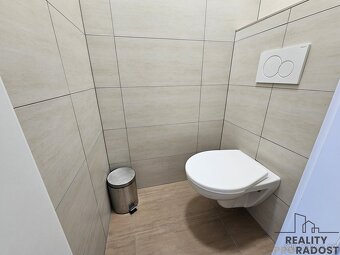 Nabízíme k pronájmu jedinečný ateliér o dispozici 2+1 a veli