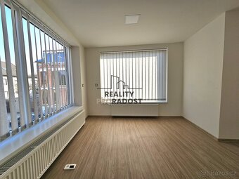 Nabízíme k pronájmu jedinečný ateliér o dispozici 2+1 a veli