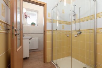 Prostorný rodinný dům s velkou zahradou, terasami, bazénem, 