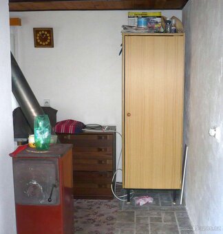 Chata nad řekou Stropnicí. Částečně podsklepená chata kolaud