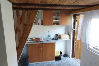 Chata nad řekou Stropnicí. Částečně podsklepená chata kolaud