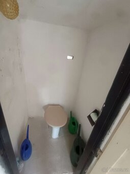 Chata nad řekou Stropnicí. Částečně podsklepená chata kolaud