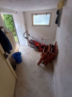 Chata nad řekou Stropnicí. Částečně podsklepená chata kolaud