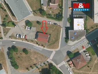 Samostatně stojící obchodní objekt na vlastním pozemku. Mont