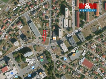 Samostatně stojící obchodní objekt na vlastním pozemku. Mont