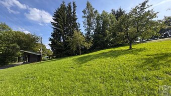 Stavební pozemek o rozloze 809 m2 se nachází v malebné obci 