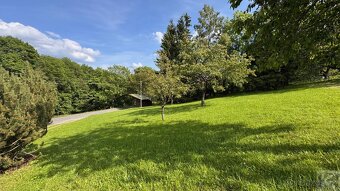 Stavební pozemek o rozloze 809 m2 se nachází v malebné obci 