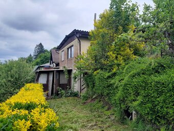 Předmětem prodeje je chata 28m2 na svažitém, kaskádovitém po