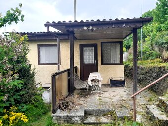 Předmětem prodeje je chata 28m2 na svažitém, kaskádovitém po