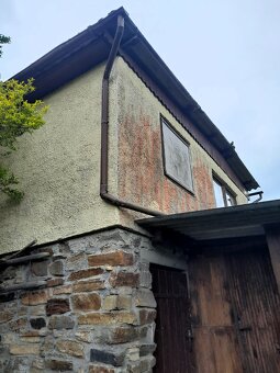 Předmětem prodeje je chata 28m2 na svažitém, kaskádovitém po