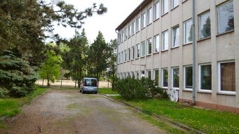 Nabízíme k pronájmu velkou bývalou zasedací místnost v třípo