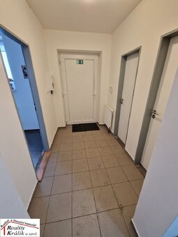 Obchodní prostory se skládají ze 3 kanceláří, obchodu , skla