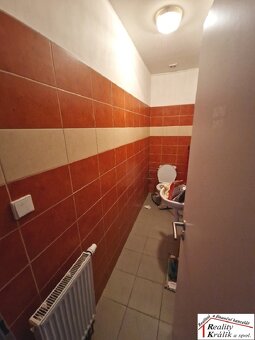 Obchodní prostory se skládají ze 3 kanceláří, obchodu , skla