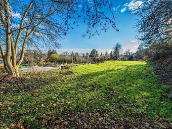 Exkluzivní stavební pozemek Nelahozeves - 691 m² | kompletní