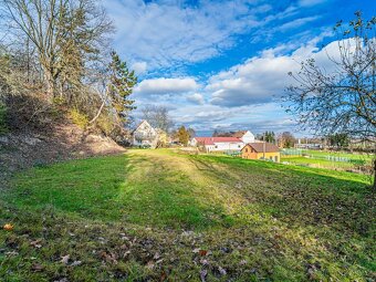 Exkluzivní stavební pozemek Nelahozeves - 691 m² | kompletní