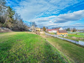 Exkluzivní stavební pozemek Nelahozeves - 691 m² | kompletní