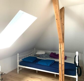 Nabízíme k pronájmu nový podkrovní byt (kolaudace září 2025)