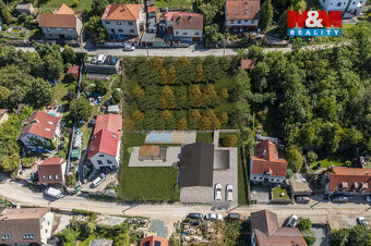 Nabízíme k prodeji pozemek o výměře 1703 m² v malebné obci C