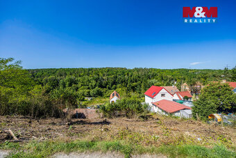 Nabízíme k prodeji pozemek o výměře 1703 m² v malebné obci C