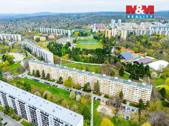 Nabízíme k prodeji slunný byt 1+1 o užitné ploše 37 m² v kli