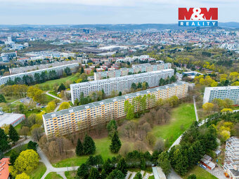 Nabízíme k prodeji slunný byt 1+1 o užitné ploše 37 m² v kli
