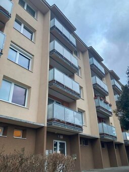 Dobrý den, hledáme náhradu do prostorného samostatného pokoj