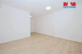 Nabízíme k pronájmu prostorný byt 2+1 o velikosti 70 m² v ro