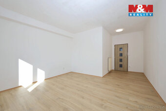 Nabízíme k pronájmu prostorný byt 2+1 o velikosti 70 m² v ro
