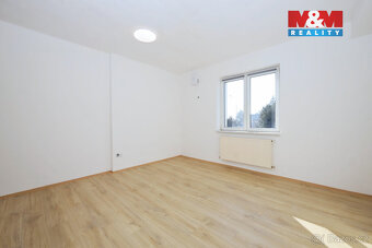 Nabízíme k pronájmu prostorný byt 2+1 o velikosti 70 m² v ro