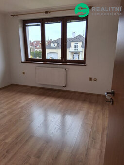 Nabízím k pronájmu světlý byt o dispozici 2+1, který se nach