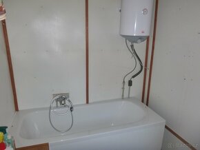 Maringotka se nachází cca 20m od řeky Lužnice ideální pro ry