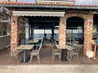 180m od dlouhé nádherné pláže. Restaurace, obchody, dětské h