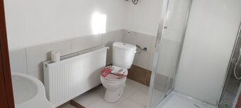 V patře byt 4+KK 190m2 + terasa 40m2 + balkon 8m2.Dole byt 1