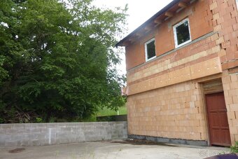 Nabízíme vám k prodeji dům se třemi samost. jednotkami 4x 2+