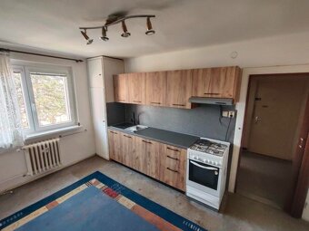 Nabízíme k dlouhodobému pronájmu částečně zařízený byt 2+1 v