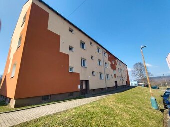 Nabízíme k dlouhodobému pronájmu částečně zařízený byt 2+1 v