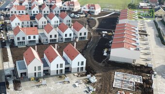 Součást rozvíjející se lokality Na Malé Růži, Drahelčice. Po