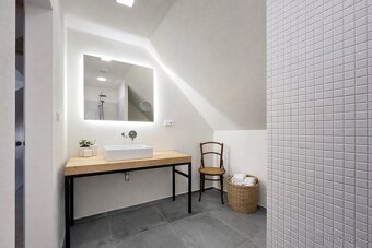 Exkluzivně nabízím k prodeji prostorný rodinný dům v obci Kl