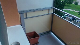 hledá se náhrada do pokoje s balkónem ve studentském dívčím 