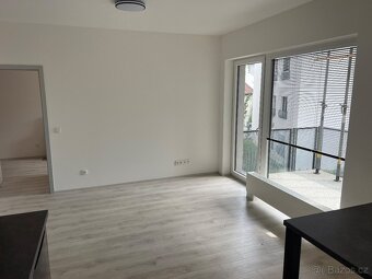 K dlouhodobému pronájmu nabízím moderní byt o dispozici 2+kk