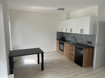 K dlouhodobému pronájmu nabízím moderní byt o dispozici 2+kk