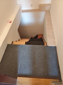 Nabízíme pronájem bytu 4+kk, umístěný v podkroví rodinného d