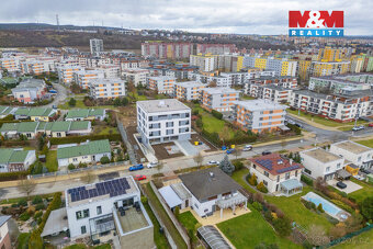 Nabízíme k pronájmu příjemný a slunný byt o dispozici 2+kk a