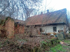 Nabízíme k prodeji krásný stavební pozemek se starším rodinn